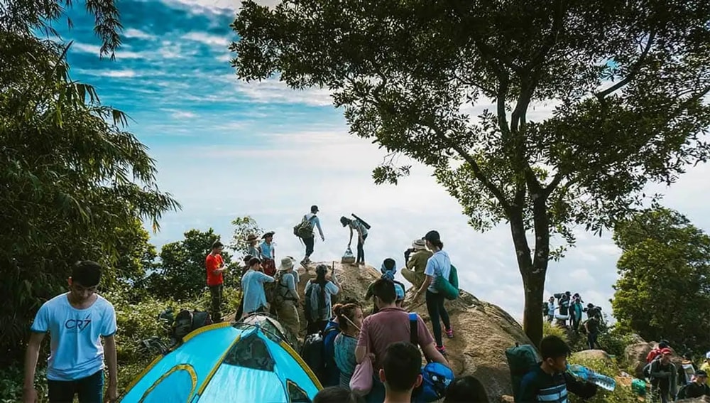 Cắm trại trên lưng chừng Núi Bà Đen
